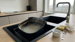 Aangekoekt airfryer-mandje? Met deze weekmethode krijg je het rooster schoon zonder schuren